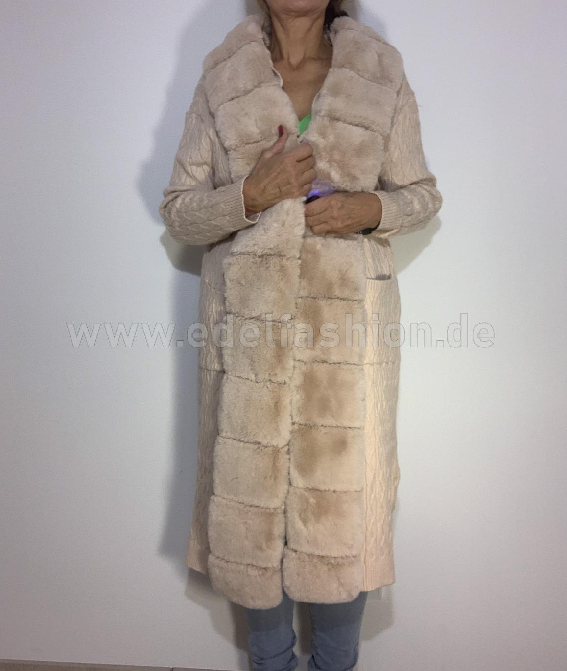 Strick Jacke lang Hell beige mit Kapuze und Fell